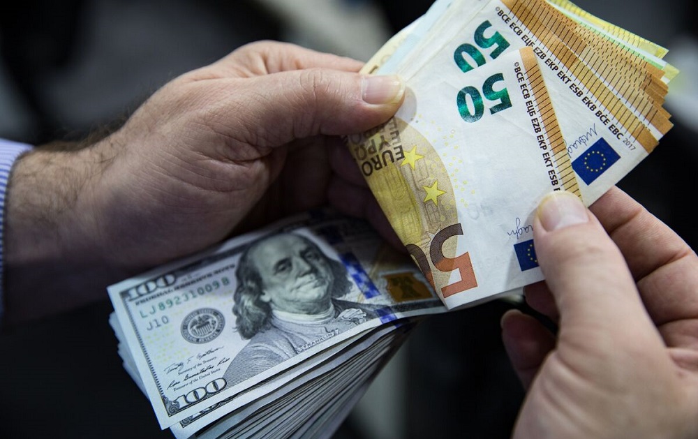 Euro vijon te humbase terren ndaj Lekut, ndersa dollari rritet